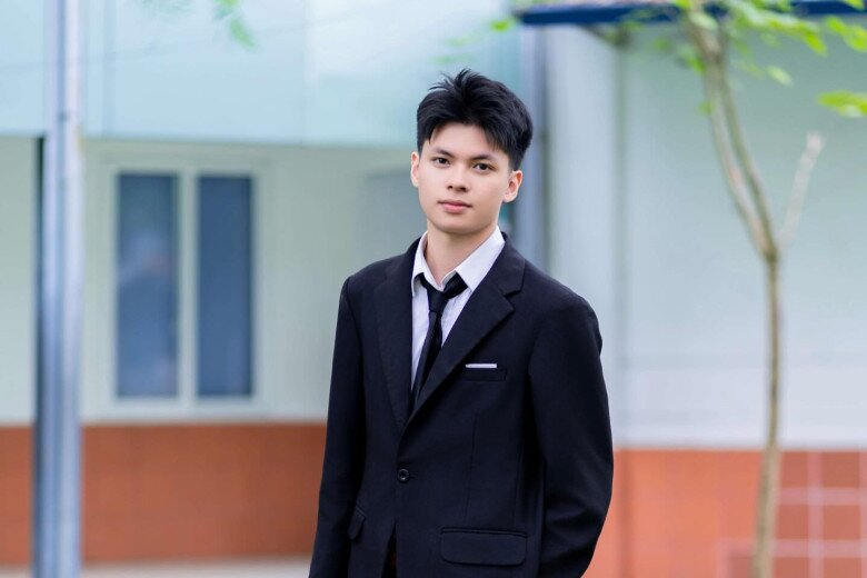 Con trai NSND Trần Lực có thành tích học tập tốt, biết tiếng Anh và tiếng Trung.