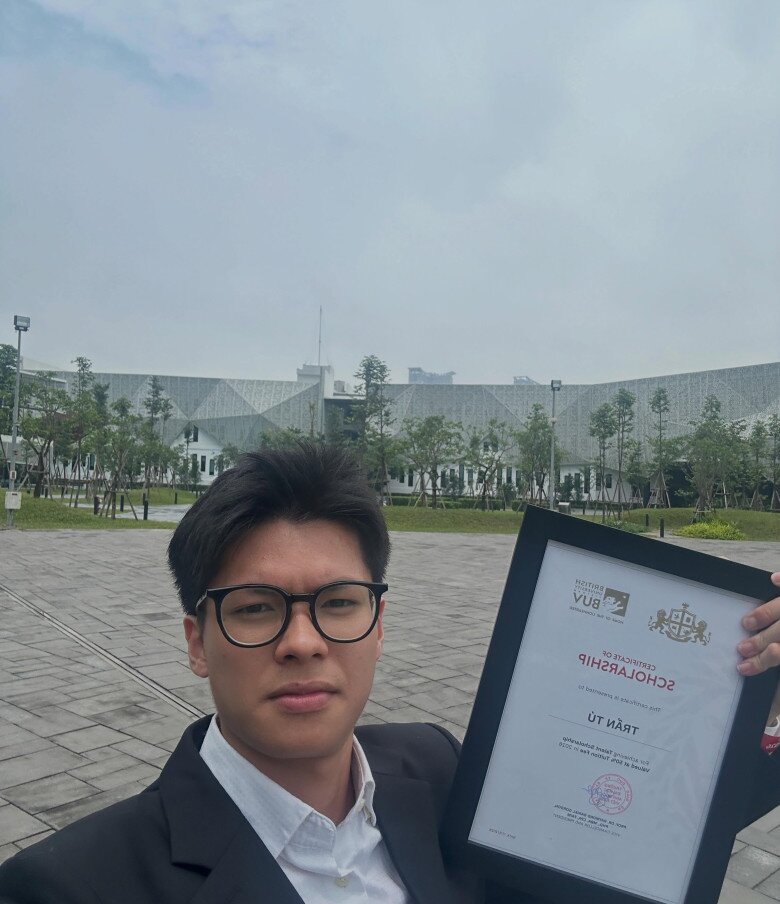 Khán giả khen ngợi con trai NSND Trần Lực vừa điển trai vừa giỏi giang.