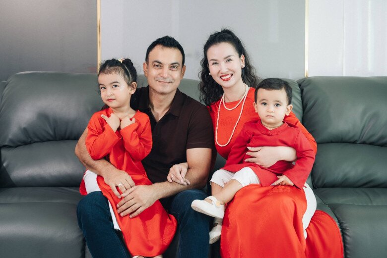 Gia đình hạnh phúc của Võ Hạ Trâm và chồng người Ấn Độ.