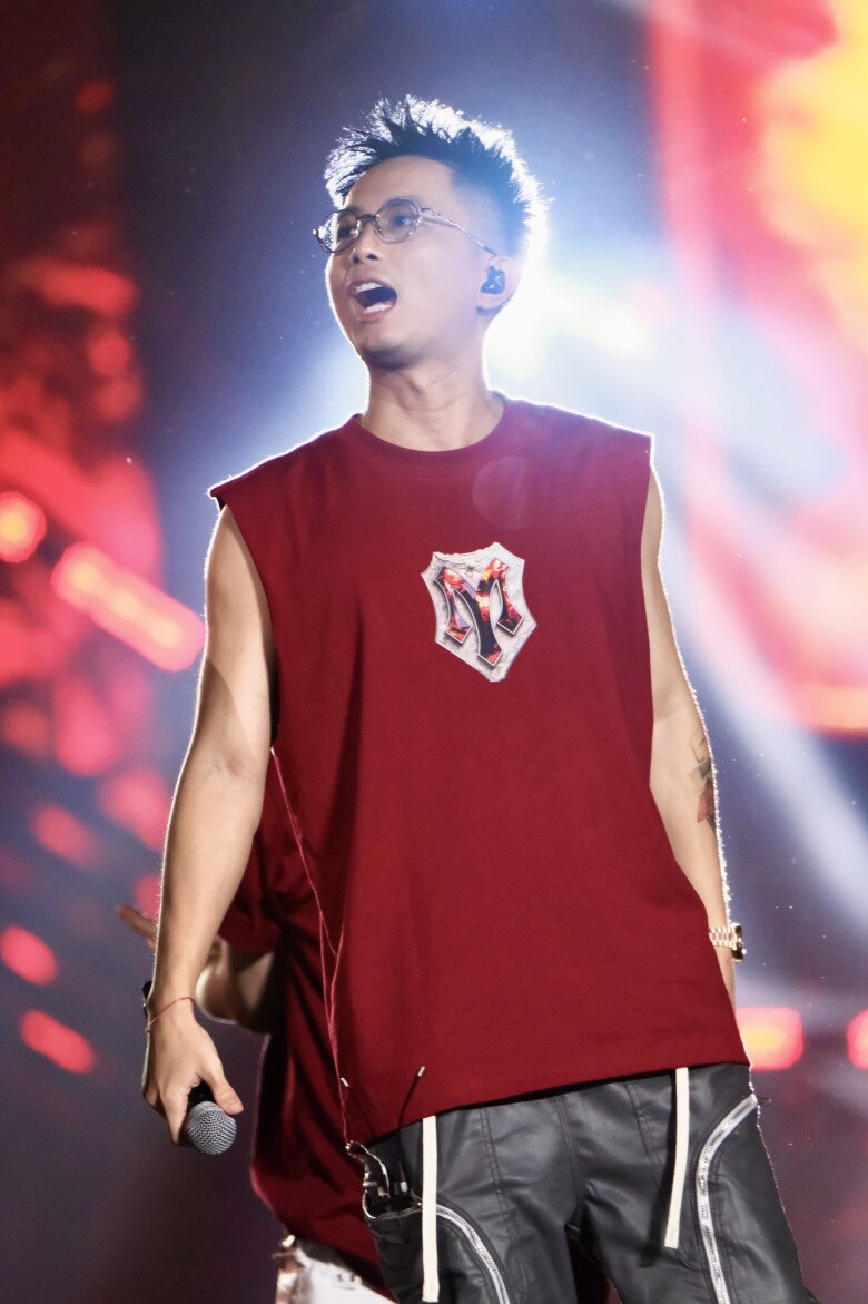 Nam rapper nhận được nhiều sự yêu mến từ khán giả khi tham gia “Anh trai vượt ngàn chông gai” và “Gia đình HaHa”.