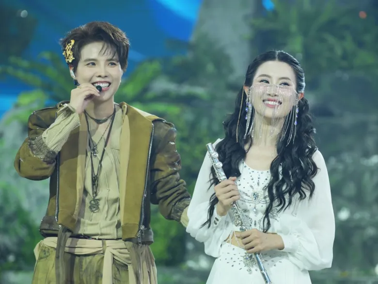 Bí Đỏ xuất hiện trên một sân khấu của “Anh trai say hi” để hỗ trợ Vũ Cát Tường.