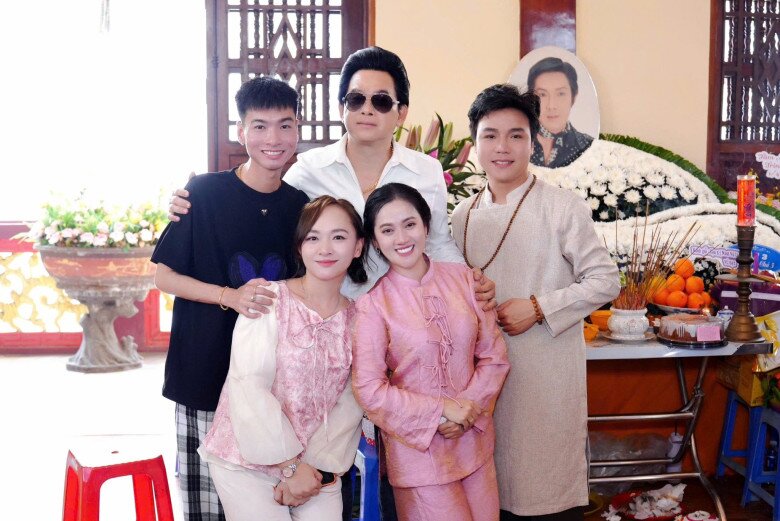 Các nghệ sĩ đến thắp hương nhân ngày giỗ của cố NSƯT Vũ Linh.