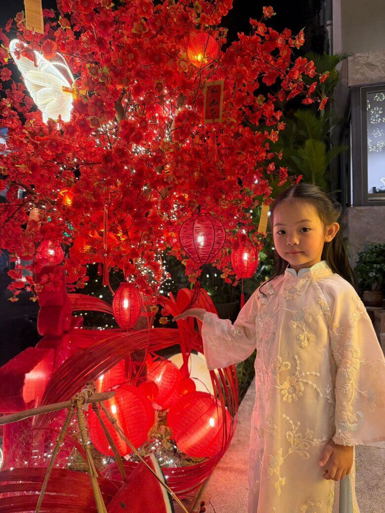 Cô bé càng lớn càng xinh đẹp, nhẹ nhàng.