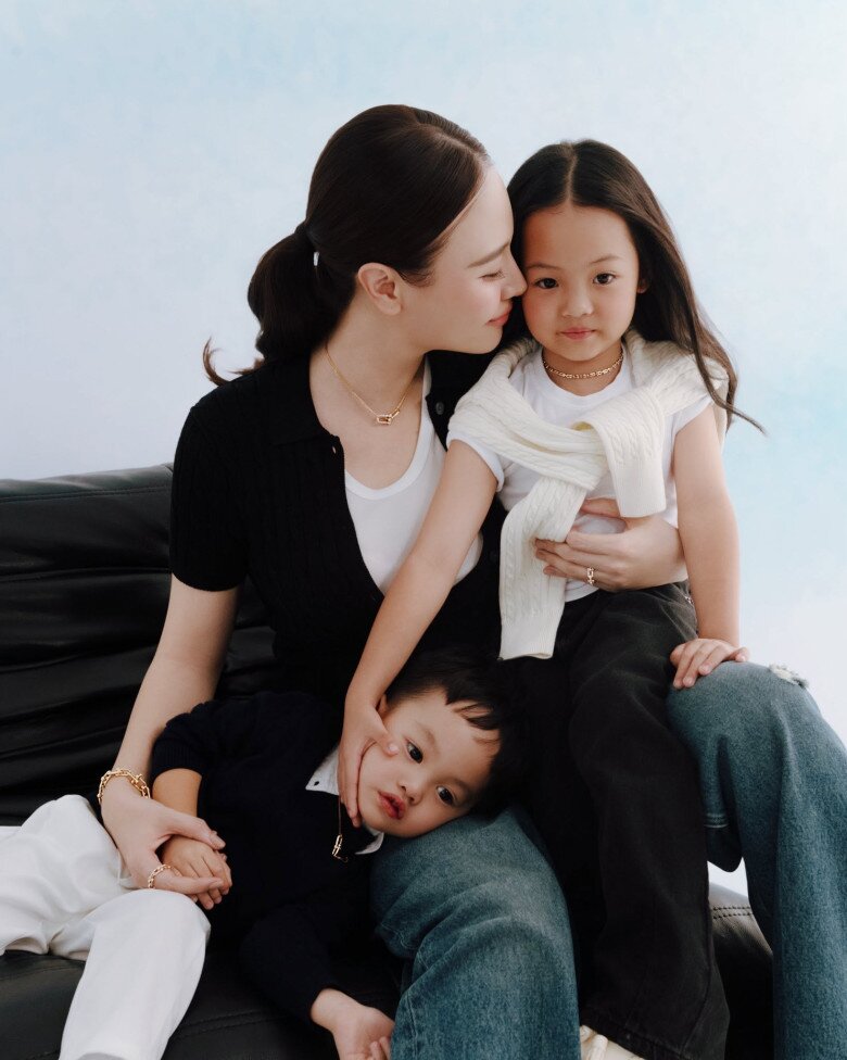 Đàm Thu Trang cùng 2 con lên bìa tạp chí.