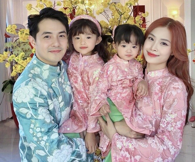 Đông Nhi và Ông Cao Thắng bên 2 ái nữ xinh như búp bê.