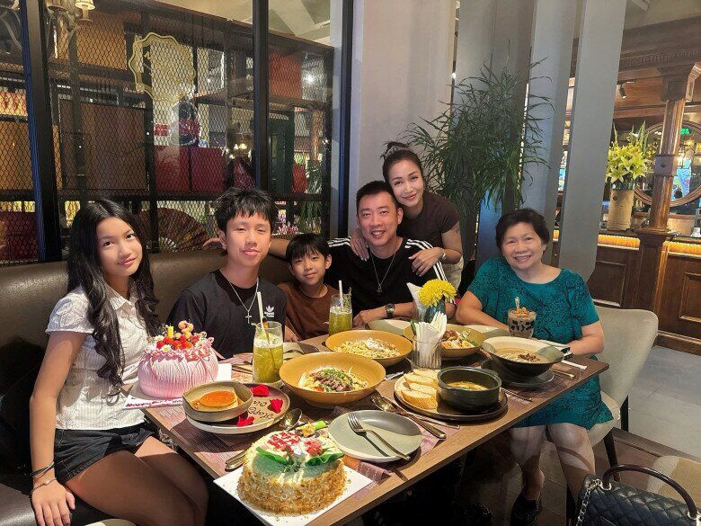Ốc Thanh Vân quây quần cùng ông xã và các con.