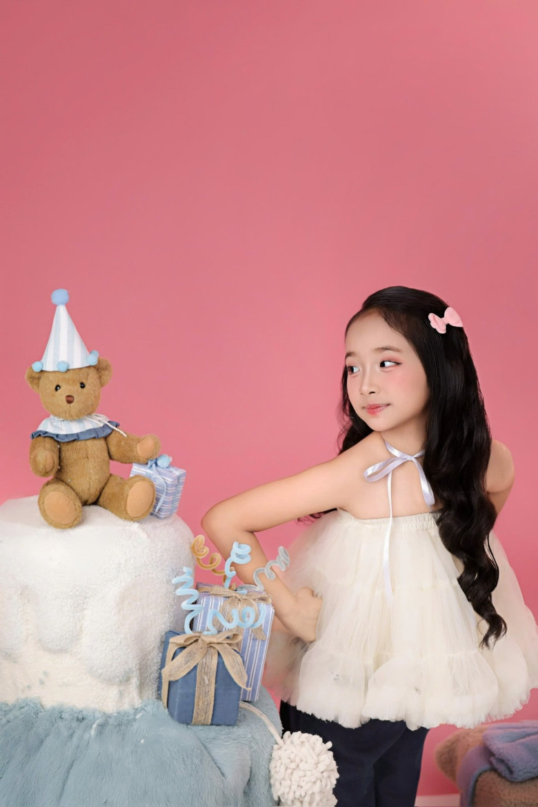 Anna Vương Diễm có năng khiếu làm người mẫu nhí.