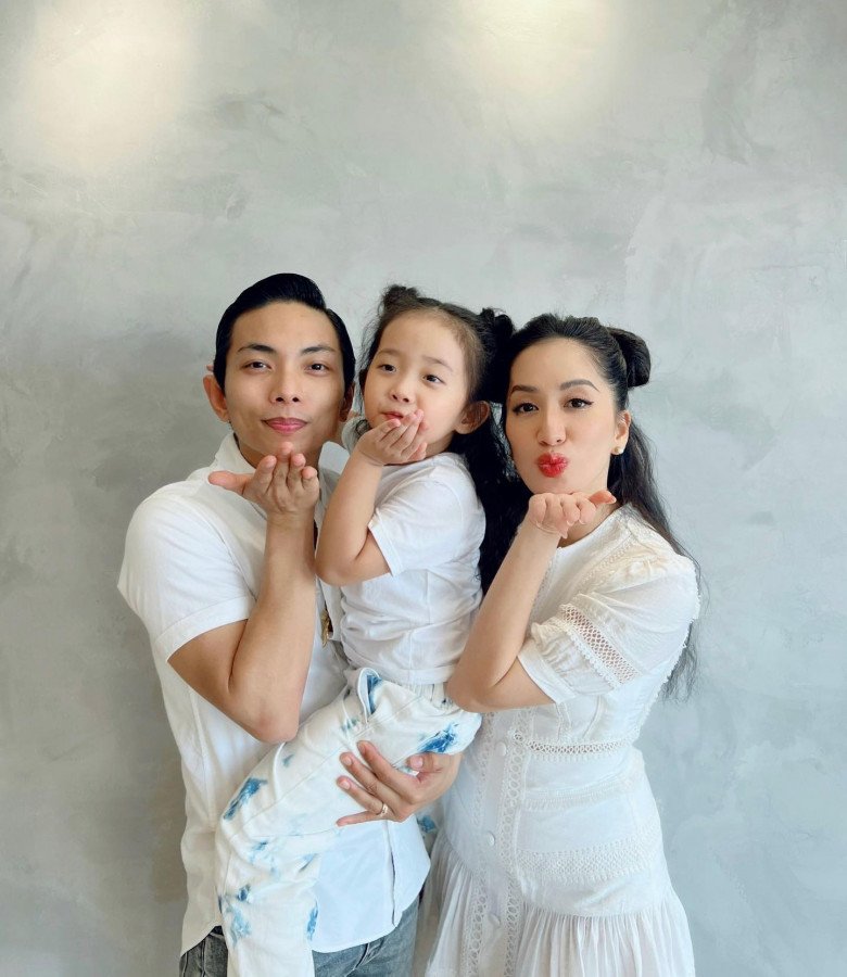 Vợ chồng Khánh Thi - Phan Hiển tạo dáng cùng con gái cưng.