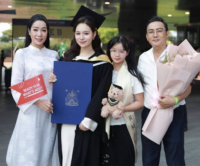 Khánh Ngân - con gái của NSND Trịnh Kim Chi - tốt nghiệp với bằng loại giỏi.