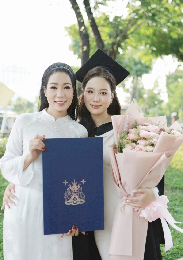 Trịnh Kim Chi tự hào khi chứng kiến thành quả của ái nữ.