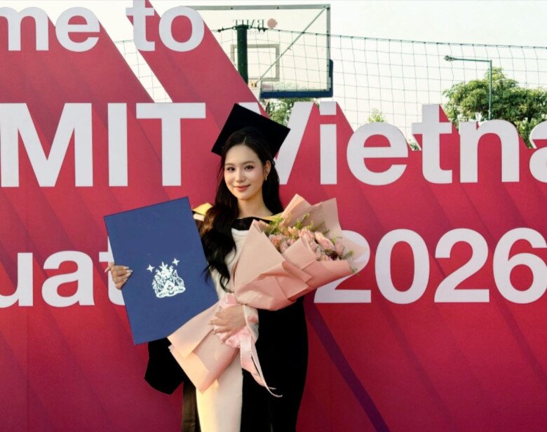 Khánh Ngân sở hữu nhan sắc xinh đẹp và chiều cao nổi bật, học vấn tốt.
