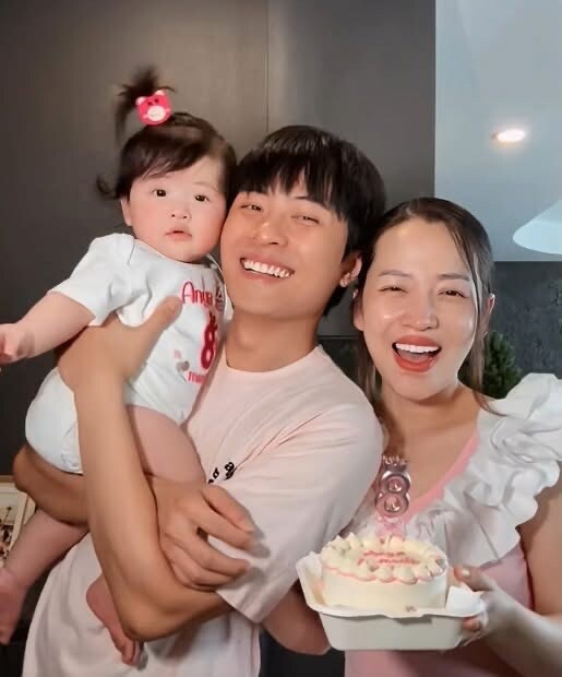 Vợ chồng Puka - Gin Tuấn Kiệt công khai hình ảnh cận mặt của ái nữ.