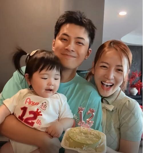 Cô bé Anya được nhận xét là bản sao của bố.