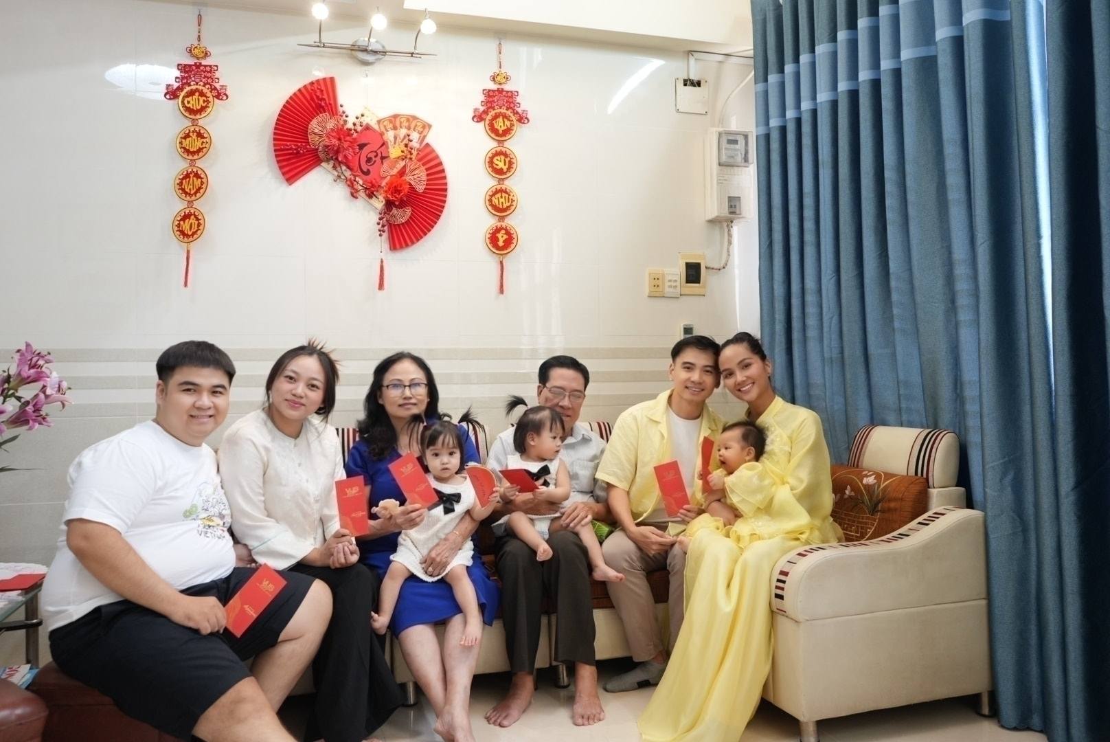 Vợ chồng HHen Niê chụp ảnh cùng gia đình nhà nội trong ngày đầu năm mới.