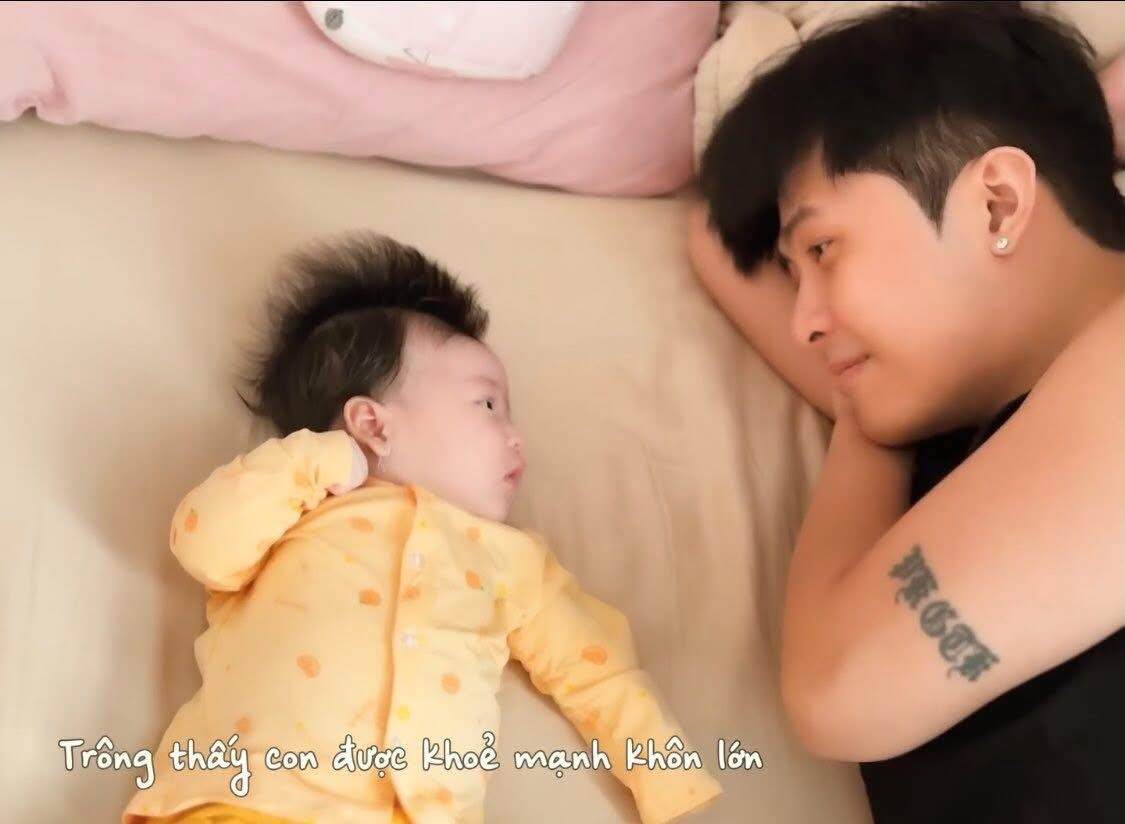Gin Tuấn Kiệt rất cưng chiều, yêu thương con gái nhỏ.