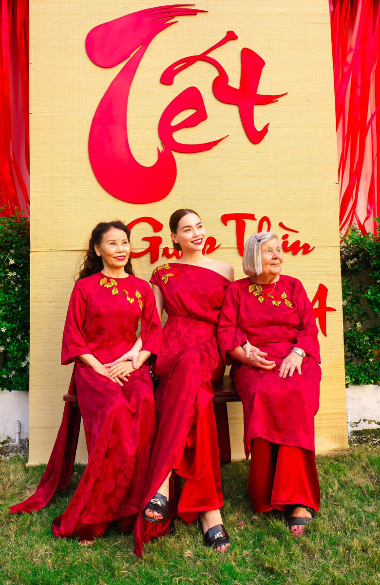Hồ Ngọc Hà bên mẹ ruột và mẹ chồng.
