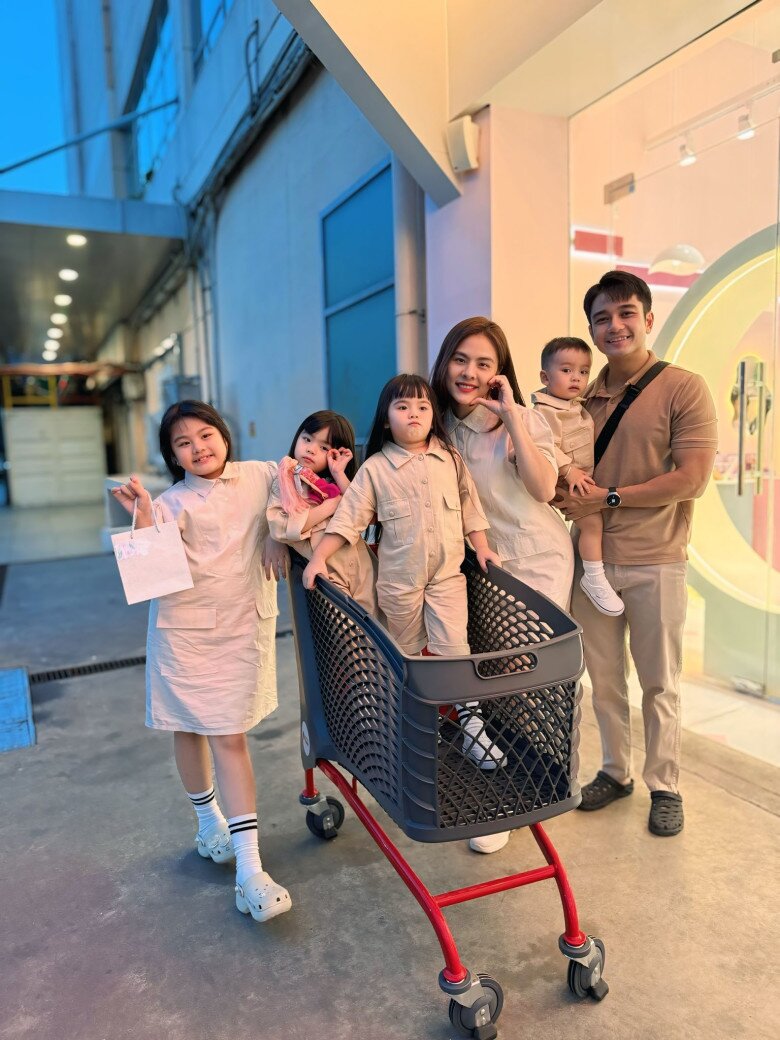 Nữ diễn viên và ông xã có 4 con đủ nếp, đủ tẻ.