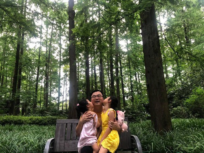 Nam doanh nhân người Trung Quốc thường cùng gia đình đi du lịch.