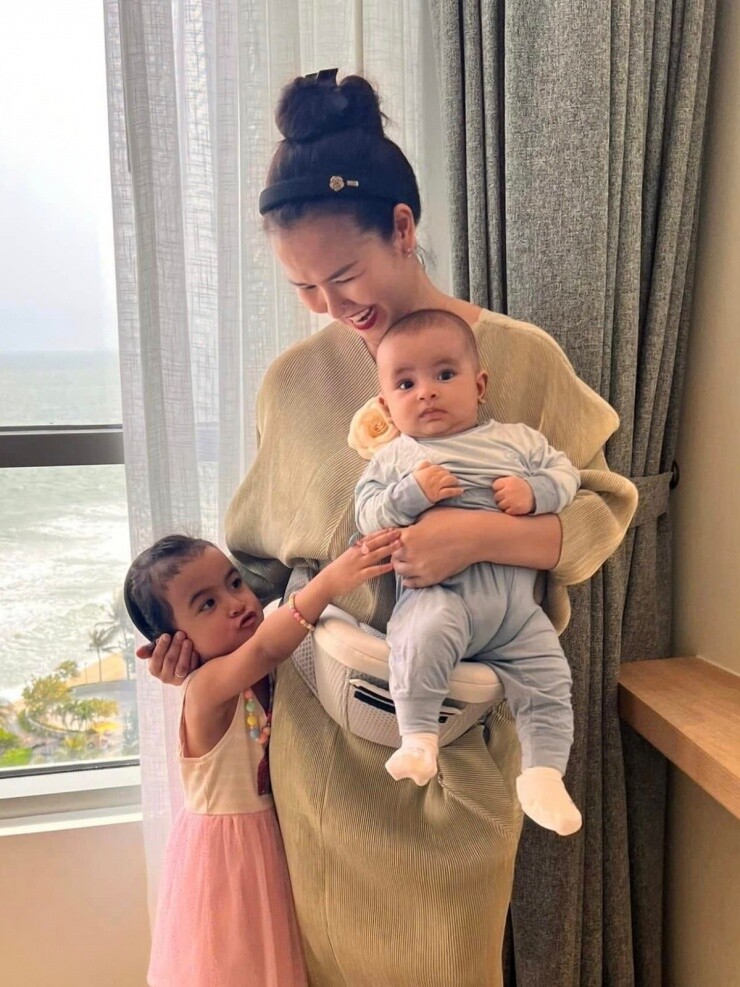Võ Hạ Trâm tự hào vì con gái hiểu chuyện, yêu thương em trai.