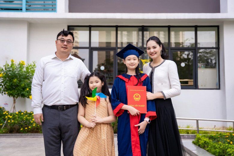Hoa hậu Hương Giang tự hào khi các con có thành tích cao trong học tập.