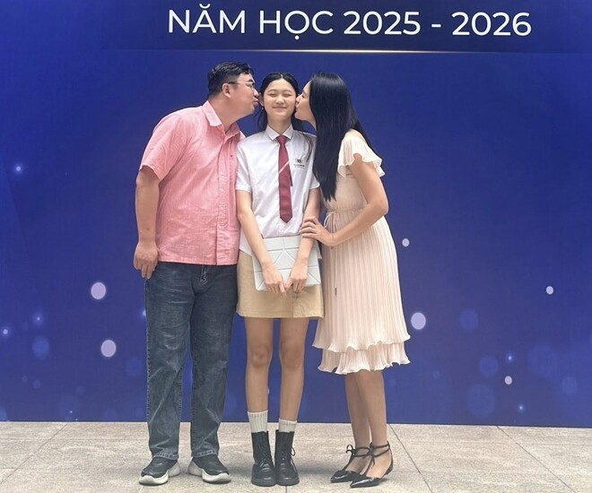 Hoa hậu Hương Giang và ông xã người Trung Quốc đến tham dự buổi lễ tổng kết năm của con gái.
