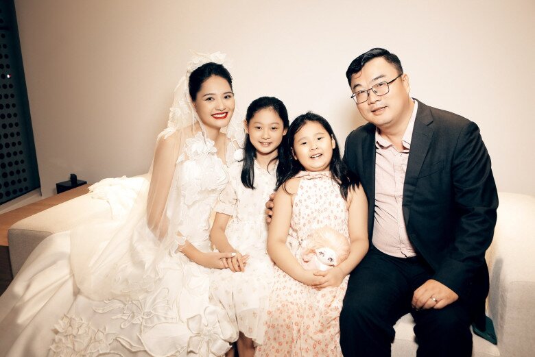 Nàng hậu có cuộc sống viên mãn bên ông xã và 2 tiểu công chúa. 