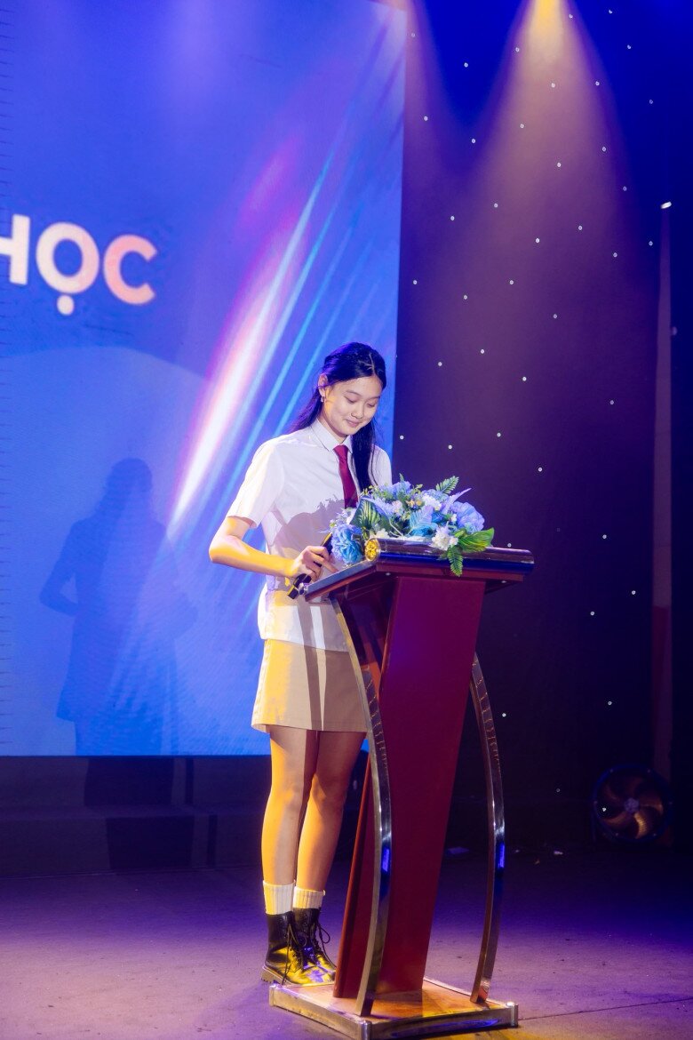 Tiểu Panda đại diện cho khối học sinh lớp 7 lên phát biểu.