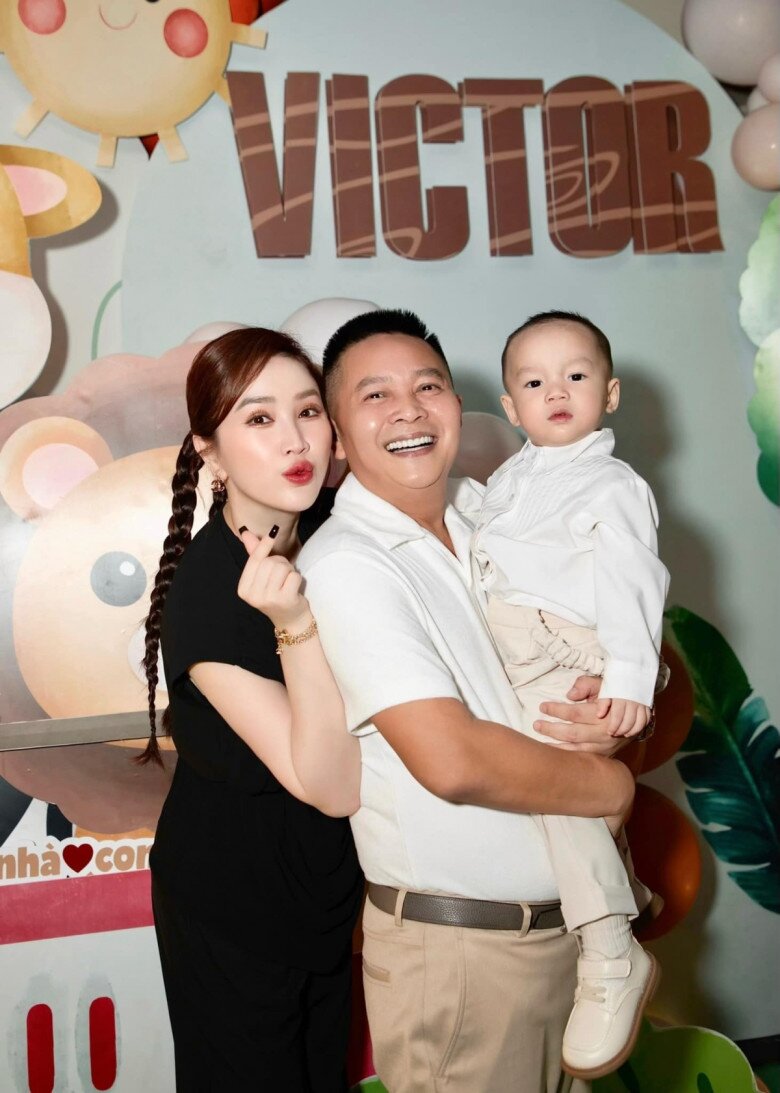 Bảo Thy và ông xã chụp ảnh trong tiệc sinh nhật của quý tử.