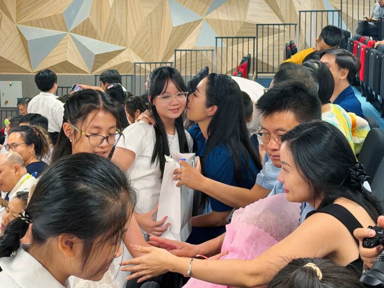 Nữ nghệ sĩ ôm hôn ái nữ cực tình cảm.