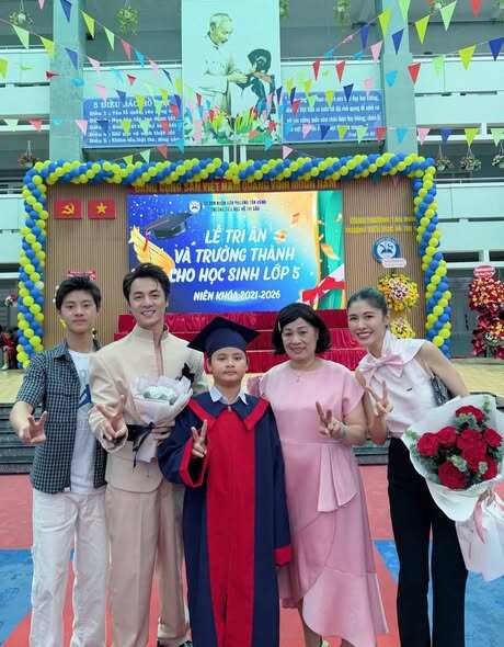 Cô bé có ngoại hình kháu khỉnh đáng yêu.