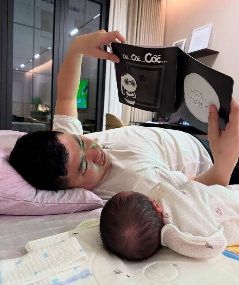 Ông xã Mai Ngọc đọc sách cùng quý tử.