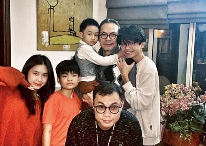 NSND Trần Lực bên các con, cháu.