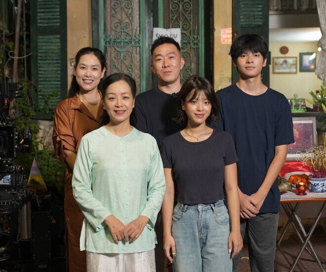 Con gái của NSƯT Chiều Xuân (hàng dưới, bên phải) sánh đôi cùng Trần Tú trên phim.