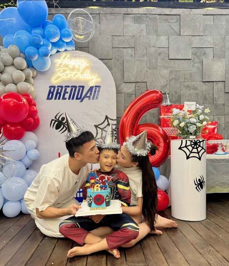 Vợ chồng Thúy Diễm - Lương Thế Thành cưng chiều quý tử.
