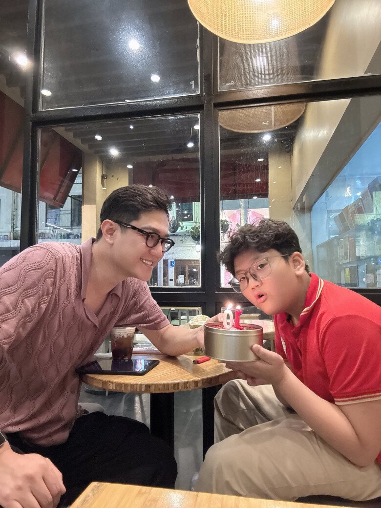 Cậu bé có ngoại hình và chiều cao giống bố, sở hữu đam mê nghệ thuật.