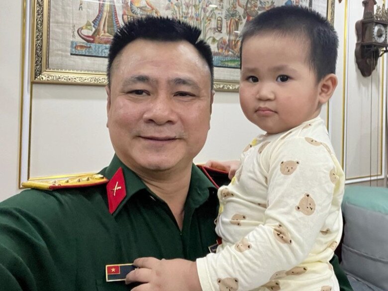 Bé Bách sinh năm 2022, thừa hưởng năng khiếu nghệ thuật của bố.