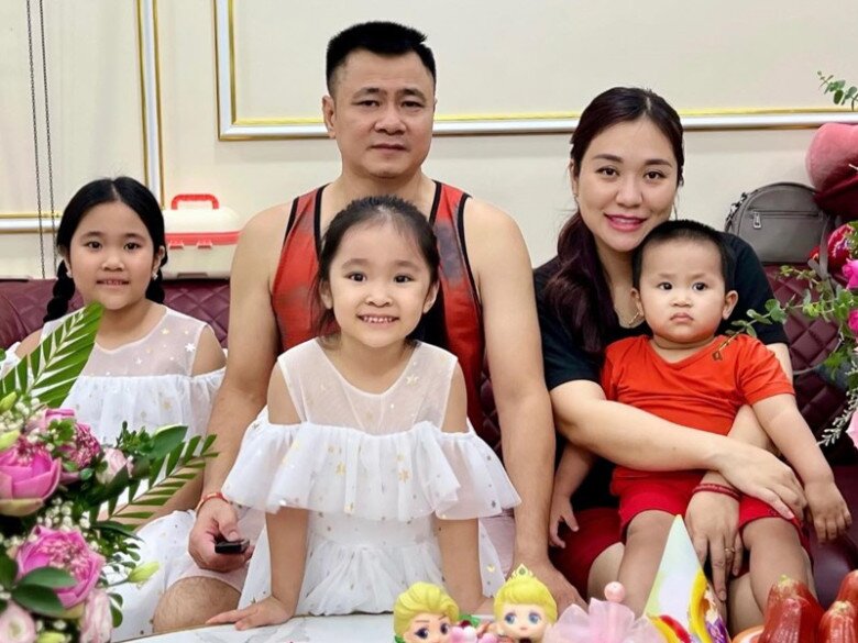 Nam nghệ sĩ thường chia sẻ hình ảnh giản dị bên gia đình.