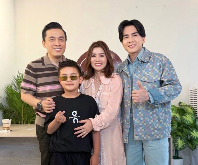 Đan Trường cùng vợ cũ, con trai chụp ảnh chung với Lam Trường.