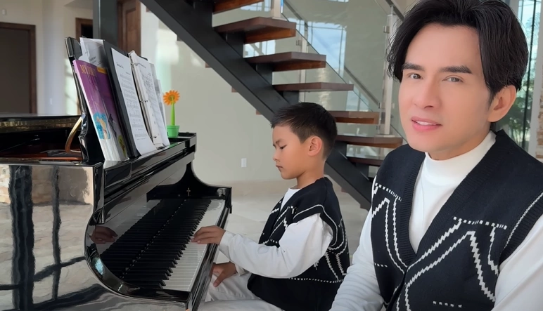 Thiên Từ có năng khiếu nghệ thuật, biết đàn, hát.