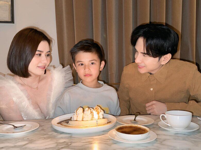 Đan Trường và Thủy Tiên luôn ưu tiên ở bên con trai.