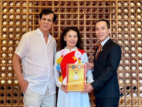 Mẹ ruột Hồ Ngọc Hà ở tuổi U70 vẫn hoàn thành đề án, đi làm việc ở nước ngoài luôn được ông xã lai Pháp cận kề