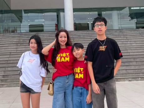 Ốc Thanh Vân một mình đưa 3 con theo khi đi quảng bá phim, quý tử đầu lòng cao hơn mẹ nửa cái đầu