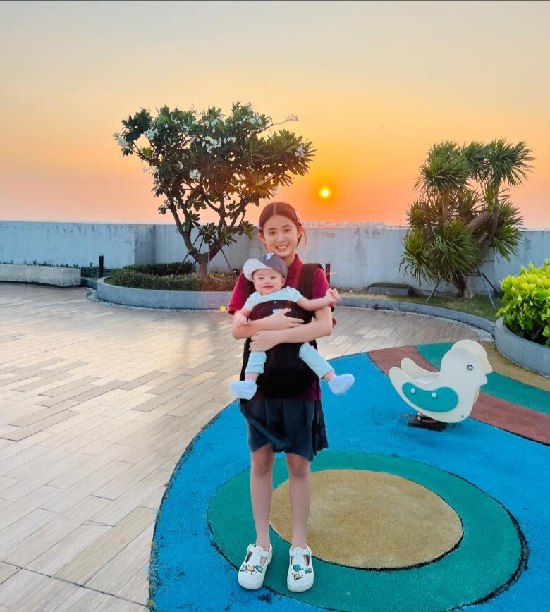 Grammy rất yêu thương em trai.