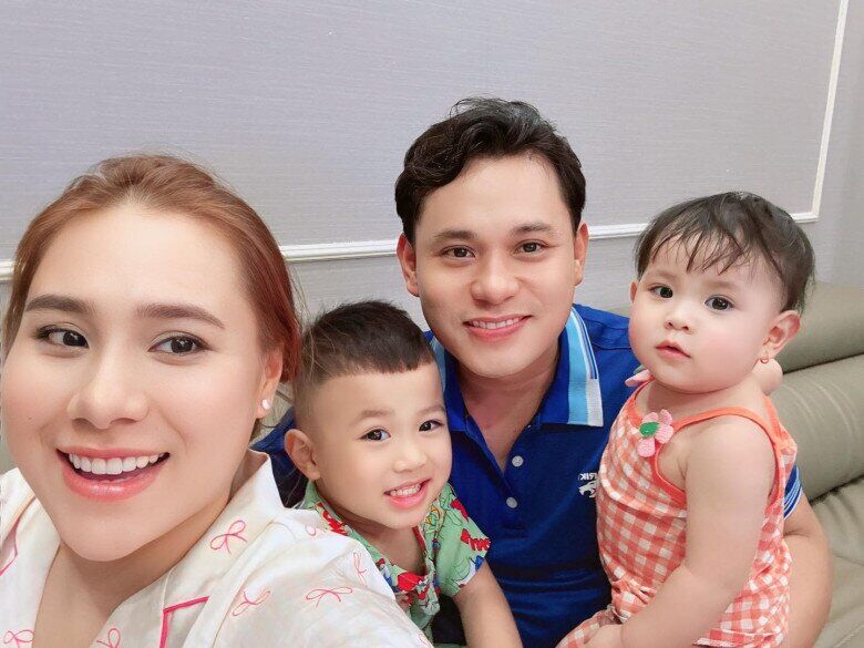 Hồ Bích Trâm bên ông xã và 2 con đáng yêu.