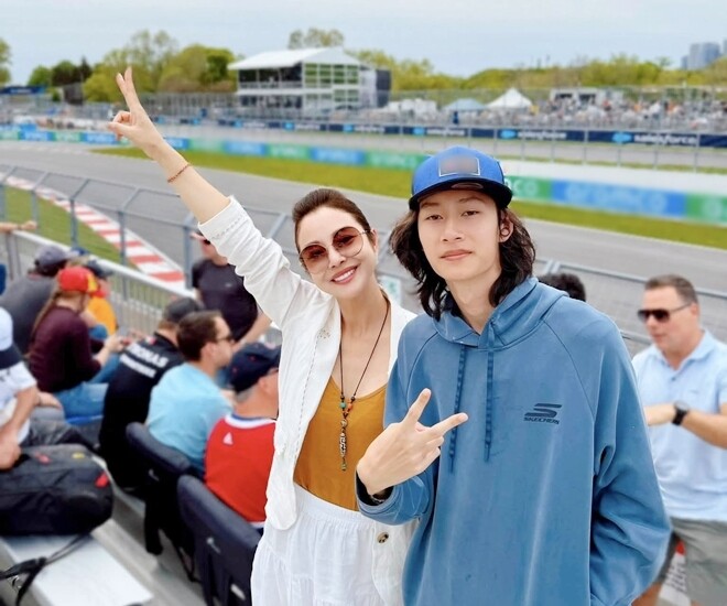 Jennifer Phạm và con trai đi xem giải đua xe ở Canada.