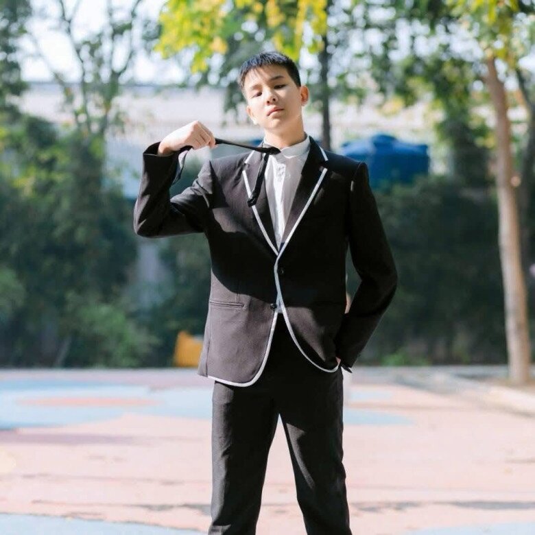 Anh Khôi thừa hưởng chiều cao và ngoại hình từ bố mẹ.