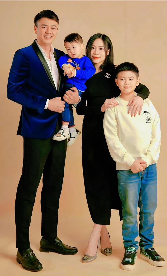 Tuấn Tú có cuộc sống viên mãn bên vợ và 2 con trai.