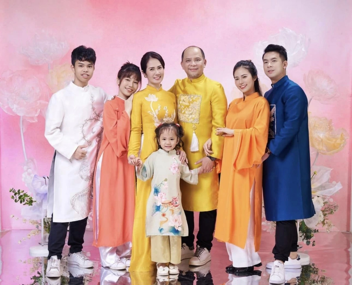 Gia đình đông con cháu của NSƯT Nguyệt Hằng và diễn viên Anh Tuấn.