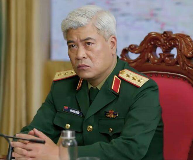 Diễn viên Phạm Quỳnh Dương gây ấn tượng với vai diễn Thượng tướng.