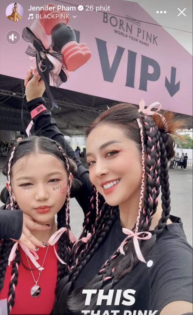Jennifer Phạm trẻ không tuổi khi đi xem concert cùng con gái cưng.